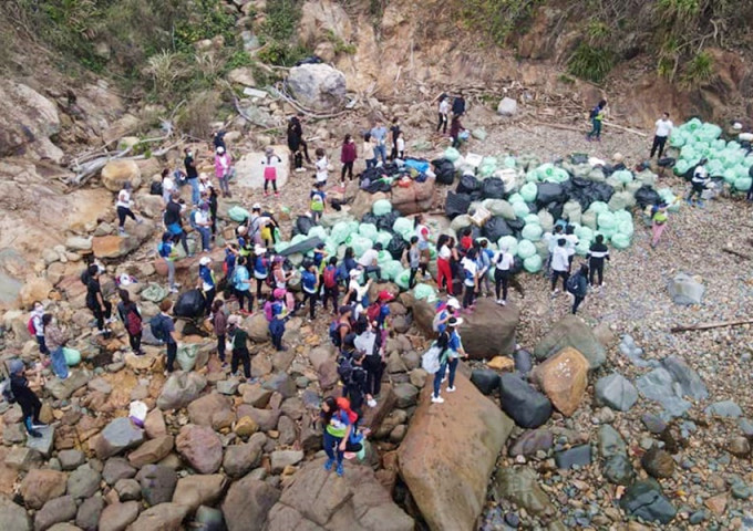 逾百位热心青年义工到清水湾石滩清理垃圾。Wing Ming Facebook图片