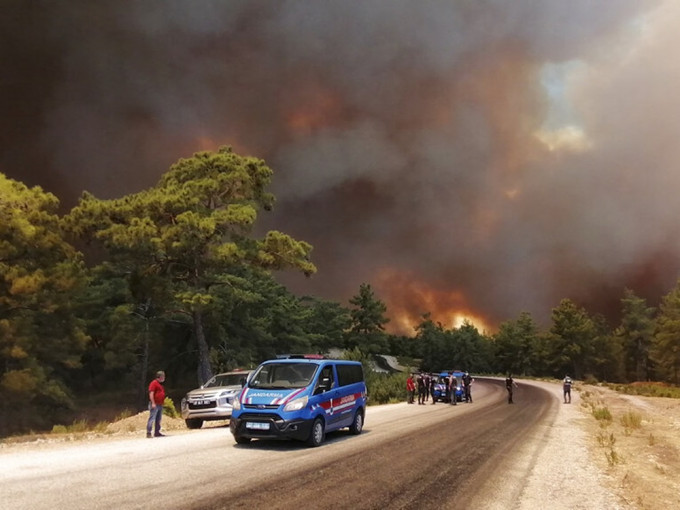 土耳其南部发生山林大火，至少数十人受伤。AP图