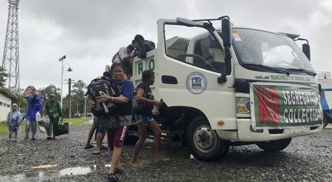 強颱風「雷伊」橫掃菲律賓，在蘇里高市釀成至少一死兩傷。AP圖片
