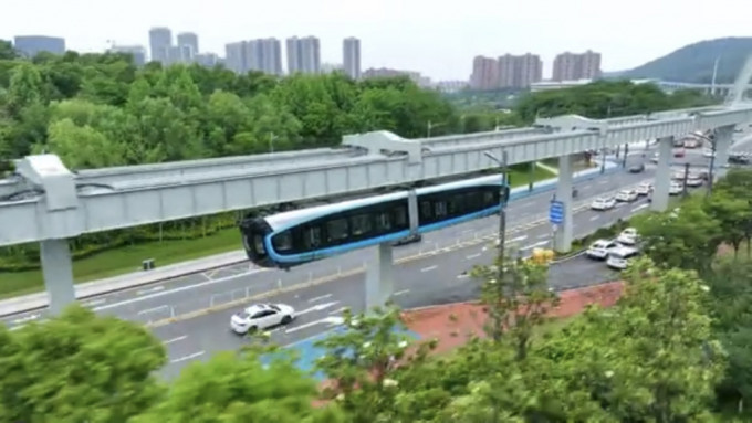 位于武汉的悬挂式单轨列车光谷空轨5月11日举行传媒试乘活动。