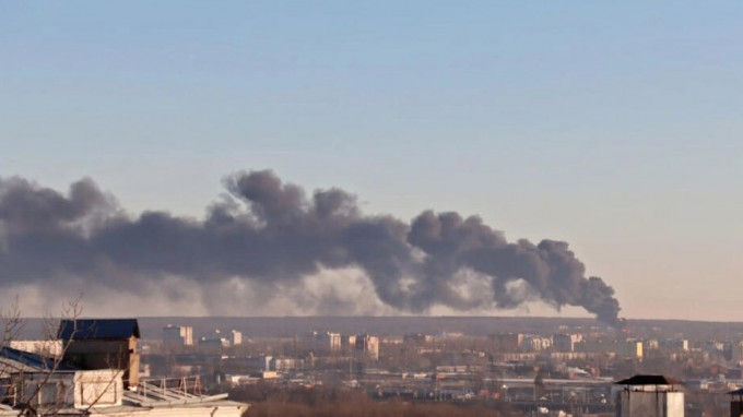 俄库尔斯克地区去年12月遭乌无人机袭击后升起浓烟。美联社
