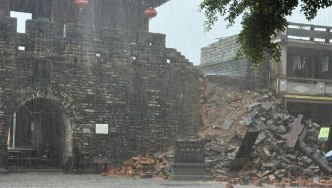 大鵬所城部分城牆發生坍塌。