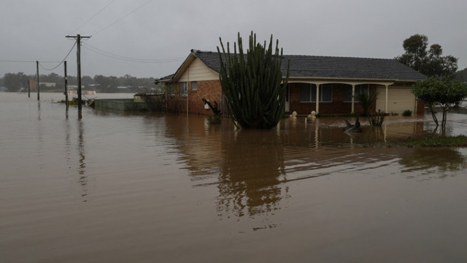 澳洲東南部連日暴雨，雪梨西部郊區淪成澤國，大量房屋被淹沒。路透社圖片