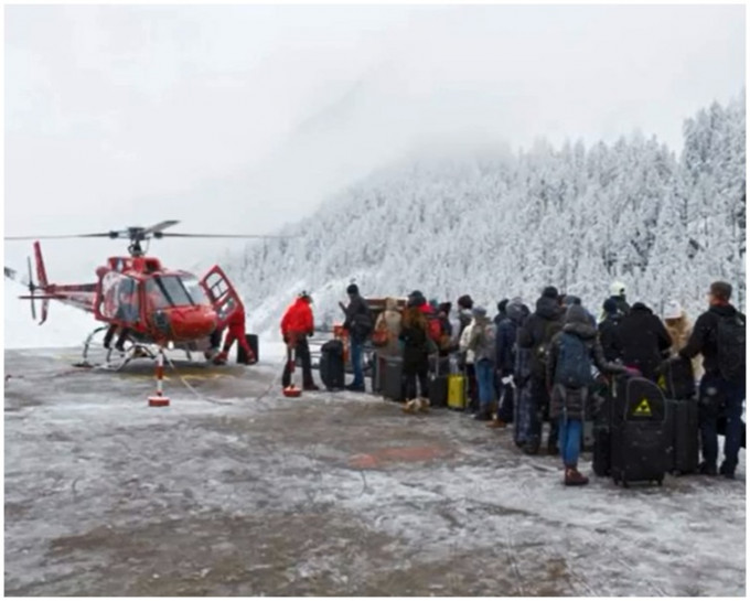 直升機花2小時將部分受困民眾送至附近村莊。網圖