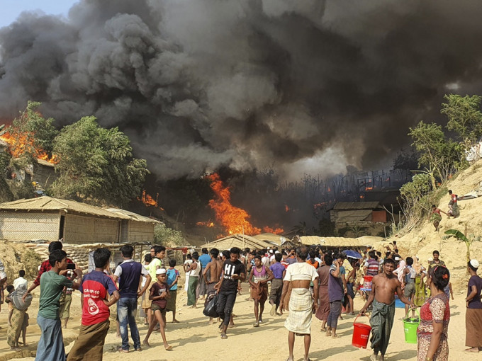 一个收容大量罗兴亚族人的难民营发生大火。AP图片