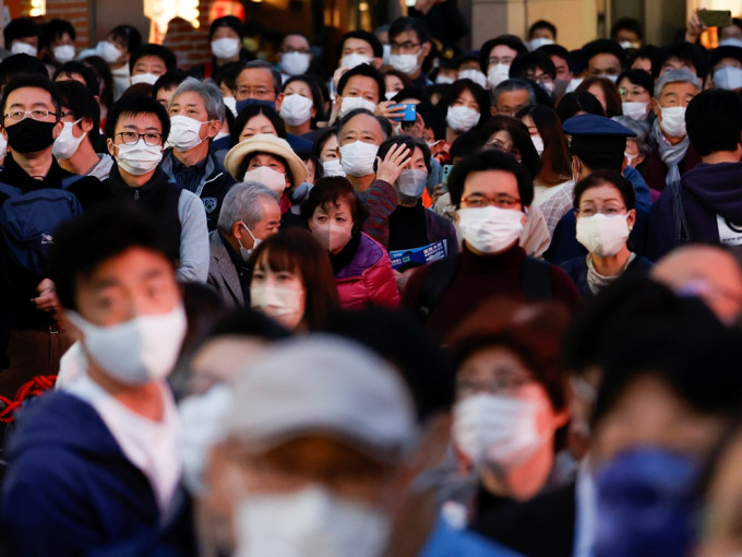 日本研究指當地疫情回落，或與Delta變種病毒出現突變致其絕滅有關。路透社資料圖片
