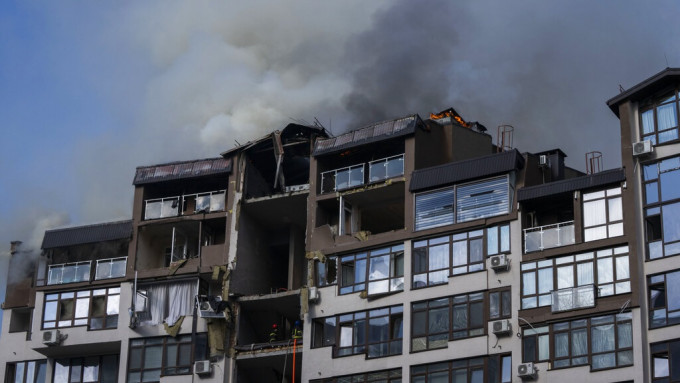 基辅其中一幢被击中的民居。美联社图片