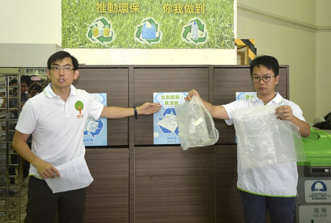 綠領行動總幹事何漢威（左）