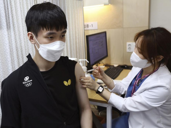 韓國政府宣佈7月1日起，接種疫苗後的海外人士可有條件免隔離入境。美聯社圖片