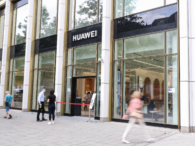 据报德国展开对中国手机的安全调查，图为华为于6月在柏林开幕的旗鉴店。 （新华社）