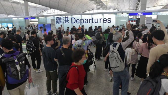 经机场进出香港的人次亦超过345,000人。陈极彰摄