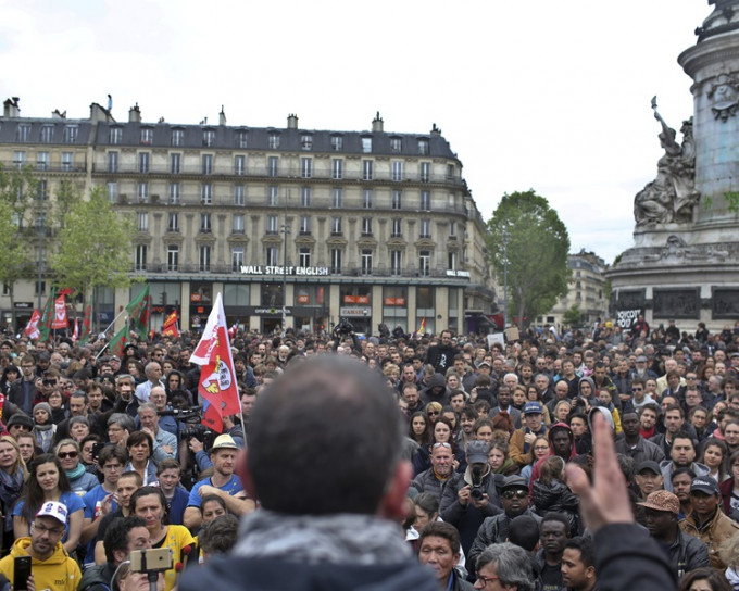 巴黎星期一有数千人示威。AP