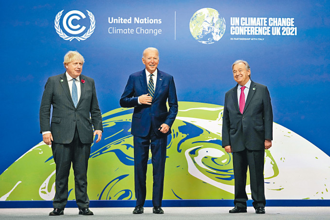 （左起）约翰逊、拜登与联合国秘书长古特雷斯，周一在格拉斯哥气候大会聚首一堂。