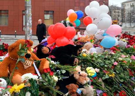 普京今天到受災商場視察，並在臨時紀念碑前悼念死難者。AP