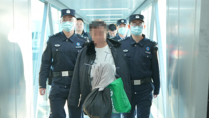 中國印尼合作執法，外逃11年涉非法吸資的「紅通」疑犯被押解回國。