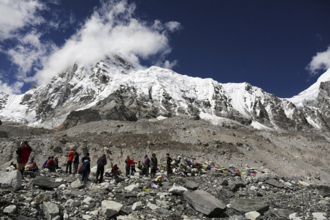 尼泊尔政府颁布新规定，要登山客将自己的排泄物装进粪便袋中，带下山至基地营处理。美联社