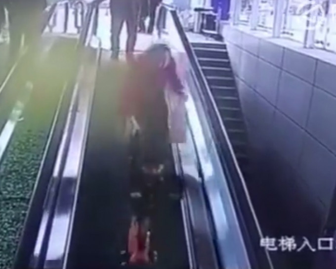 甘肃3岁女童在扶手电梯上踩滑板向下冲，结果夹断手指。网图