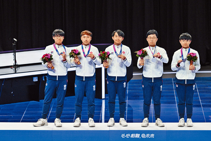電競首次成為亞運正式項目，港隊昨日在中國杭州電競中心力戰下不敵國家隊摘得銀牌。