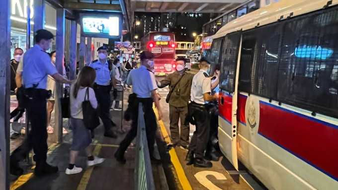 跨部门在荃湾、葵涌及机场打击黑工，拘13人。