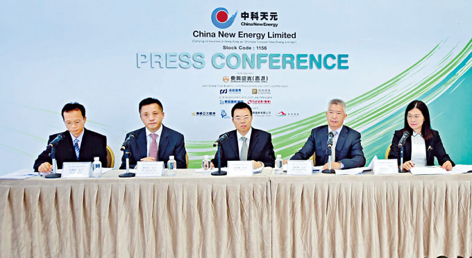 中科天元总经理姜新春（右二）表示，疫情令消毒酒精需求增大，给公司业务带来机会。