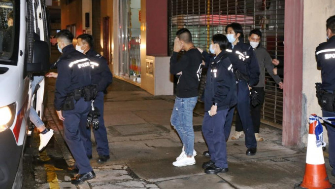 荃灣兩批大漢持刀棍互毆，數名懷疑涉案男子遭警方截獲，帶返警署扣查。