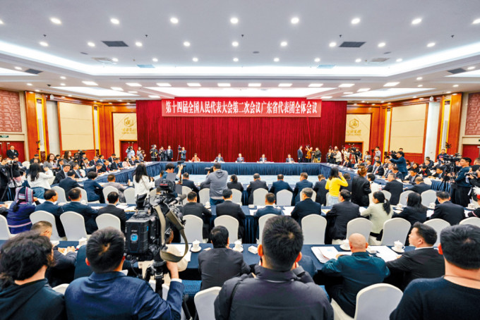 廣東省人大代表團昨日在北京召開全體會議。