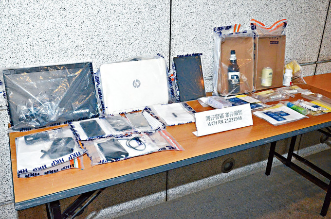 警方展示平板电脑等证物，其中电脑藏有大批受害男生不雅照片。