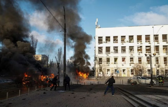基辅月前遭俄导弹攻击，有汽车被击中起火。路透社