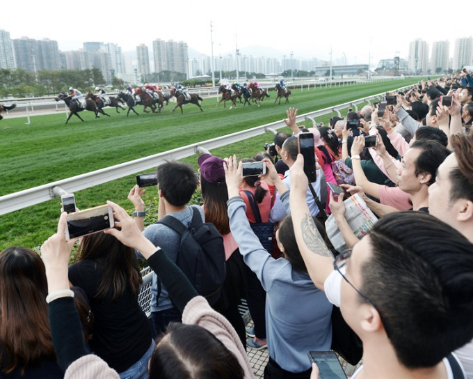 港鐵賽馬日往馬場須沙田站轉車。資料圖片