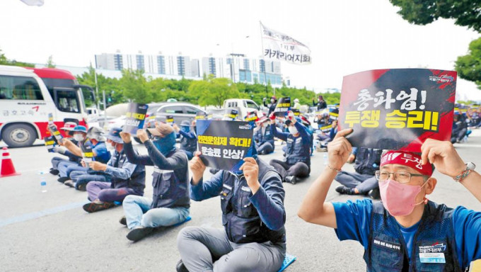 南韩一群罢工货车司机，上周五在光州的起亚车厂外示威。