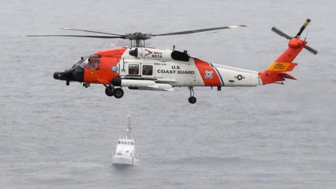 直升机在失事海域搜索。互联网图片