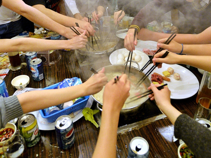 實驗結果顯示使用公筷與非公筷的食物細菌數量相差250倍。資料圖片