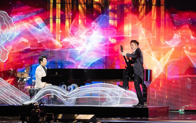 謝霆鋒與鋼琴王子郎朗在第33屆中國電影金雞獎合作表演，串燒演奏電影歌曲。