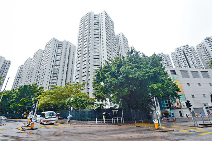 观塘丽港城1座中层B室，以803.8万易手，高市价约2%。