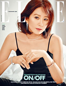 ■53歲的金喜愛以性感形象登上時尚雜誌封面。