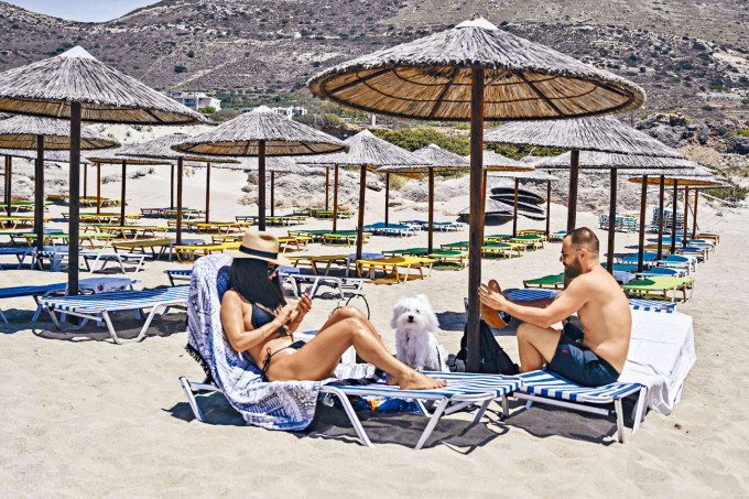 希臘克里特島的泳客在曬太陽。
　