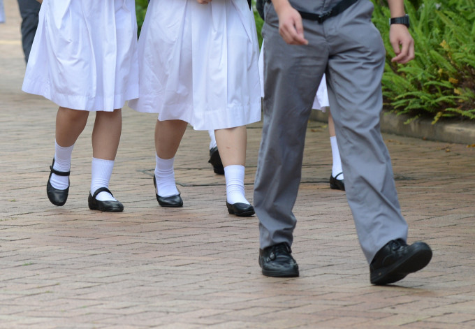 有学生因为皮鞋未乾透所以穿拖鞋上学，被罚记小过或者整月在学校脱鞋。示意图片