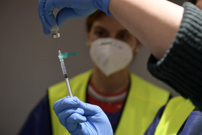 西班牙有護士接種新冠疫苗一天後檢測呈陽性。ap資料圖片