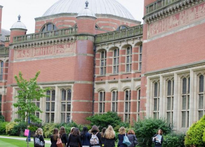 根据QS最新发布的世界大学排名，伯明翰大学在英国高校中排第14位。