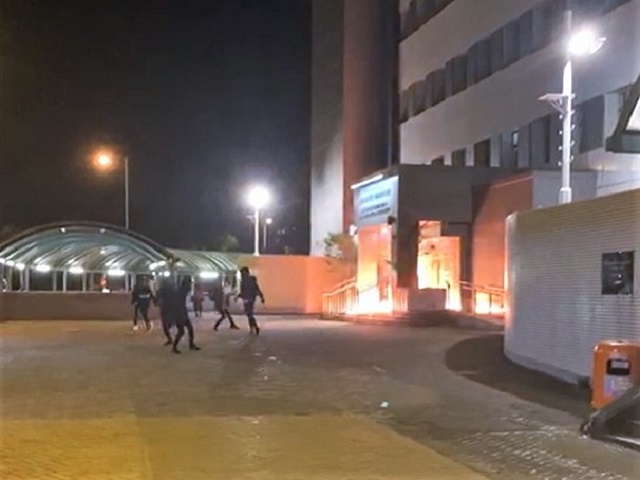 東涌警署被人縱火。影片截圖