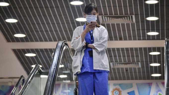 香港醫護人手短缺，早前醫管局赴英「搶人才」，發逾百張聘書，收回20多份。資料圖片