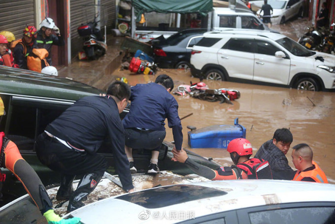 雲南彝良突發洪災﹐積水深及半個車輪，街道變河流。