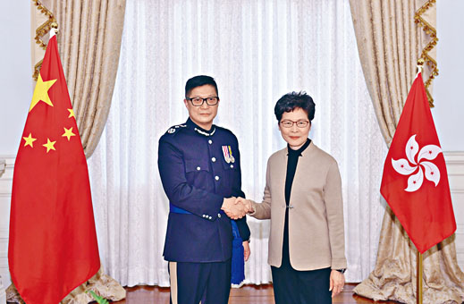 新任警務處處長鄧炳強首日履新，與特首林鄭月娥合照。