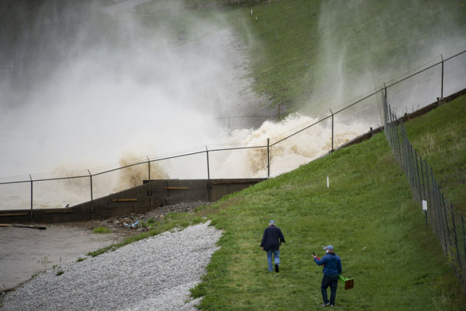 位于米德兰县的埃登维尔和桑福德两座水坝发生溃坝事故。AP