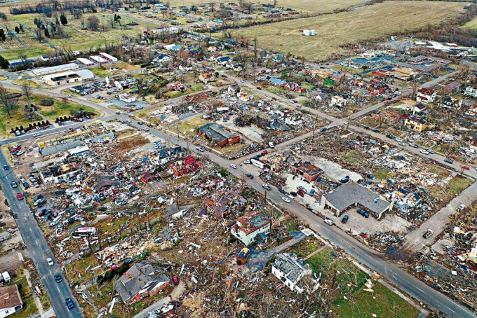 ■龙卷风横扫肯塔基州的梅菲尔德镇，满目疮痍。　