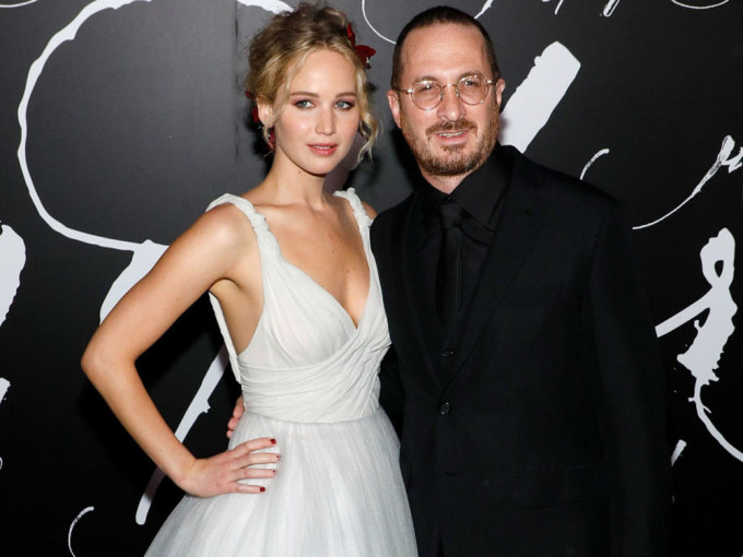 珍妮花羅倫絲與Darren Aronofsky因為合作拍攝《媽媽！》這部電影而撻著。