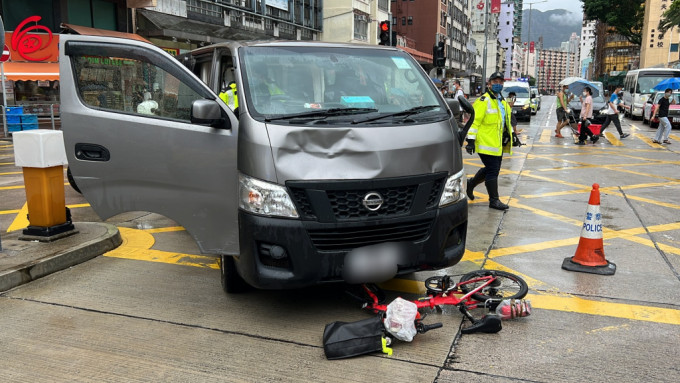 輕型貨車車頭凹陷。劉漢權攝