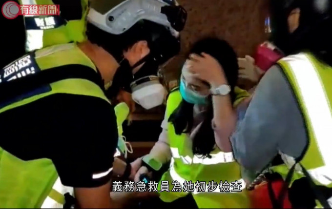 有線新聞女記者被警員撞跌受傷。有線新聞截圖