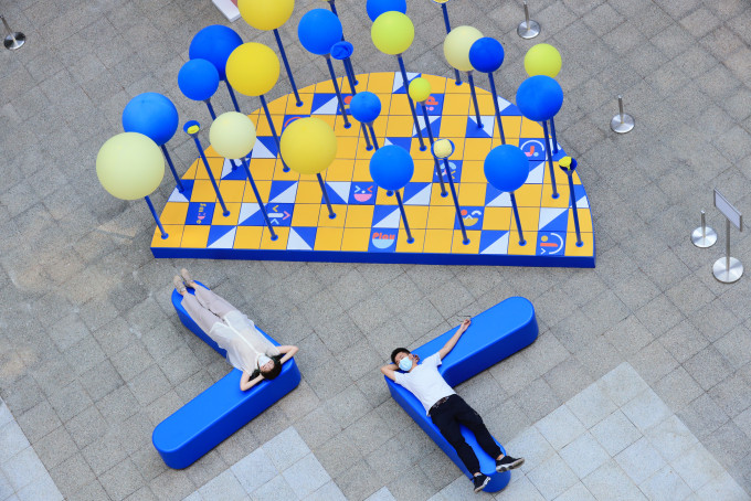 PMQ元创方的气球丛林「Stamp to Smile」，让大家置身充满童趣、色彩缤纷世界。
