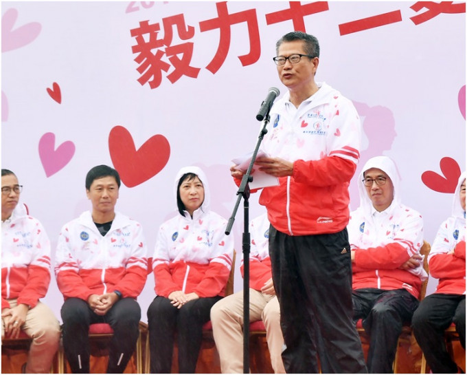 陳茂波出席慈善接力跑步致辭。